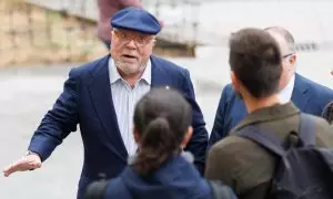 El comisario jubilado José Manuel Villarejo (i) a su llegada a los Juzgados de Plaza de Castilla, a 25 de mayo de 2023, en Madrid (España). El juez que investiga la 'Operación Cataluña' toma declaración hoy, en calidad de investigado