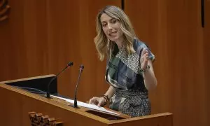 La candidata a la Presidencia de la Junta de Extremadura, María Guardiola, interviene durante su debate de su investidura, en la Asamblea de Extremadura, a 14 de julio de 2023, en Mérida, Extremadura (España).