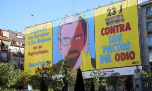 15/07/2023 - Lona de 400 metros cuadrados de Avaaz, en la plaza Pedro Cerolo, modificada por orden de la Junta Electoral, a 15 de julio.