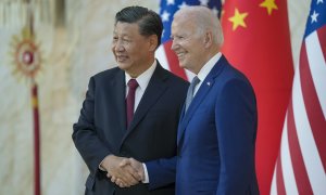 El presidente de EE. UU., Joe Biden (der.), estrecha la mano del presidente chino, Xi Jinping, antes de su reunión bilateral cara a cara al margen de la Cumbre del G20, a 14 de noviembre de 2022