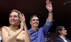 El líder del PSOE, Pedro Sánchez, i la cap de llista del PSC per Barcelona, Meritxell Batet, amb el líder dels socialistes catalans, Salvador Illa.