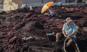 Varios pescadores arreglan artes de pesca en el muelle de Barbate, a 17 de julio de 2023.