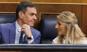 El presidente del Gobierno, Pedro Sánchez y la vicepresidenta segunda y ministra de Trabajo y Economía Social, Yolanda Díaz, durante una sesión de control al Gobierno