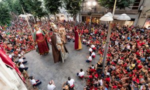 Ball de la Família Robafaves durant Les Santes de Mataró en una imatge d'arxiu.