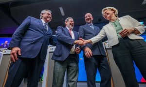 El presidente argentino Alberto Fernández, el primer ministro de San Vicente y las Granadinas, Ralph Gonsalves, el presidente del Consejo Europeo, Charles Michel, y la presidente de la Comisión Europea, Ursula von der Leyen, este martes en Bruselas.