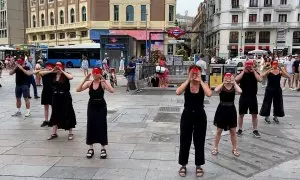 Performance contra la censura de la OLA por la libertad artística, en la plaza de Callao de Madrid.