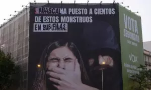 Imagen de la 'lona del odio' de Vox después de ser saboteada por un grupo de activistas.