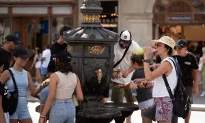 18/07/2023 - Varias personas se refrescan y rellenan sus botellas de agua en la fuente de Canaletas, a 18 de julio de 2023, en Barcelona, Catalunya.