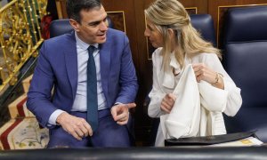 El presidente del Gobierno, Pedro Sánchez y la vicepresidenta segunda y ministra de Trabajo y Economía Social, Yolanda Díaz, durante una sesión de control al Gobierno, en el Congreso de los Diputados.