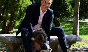 El presidente del Gobierno, Pedro Sánchez, posa junto a sus perros.