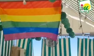 Bandera LGTBI en la caseta de Izquierda Unida en la Velá de Santa Ana, en Sevilla.