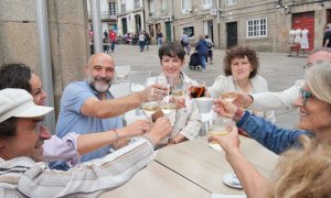 23/7/23 En el centro, de izquierda a derecha, Goretti Sanmartín, alcaldesa de Santiago; Ana Pontón, portavoz nacional del BNG, y Néstor Rego, diputado y candidato por A Coruña, brindando en una terraza de Santiago tras un acto de campaña.