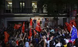 El presidente del Gobierno y líder del PSOE, Pedro Sánchez, junto a su mujer Begoña Gómez, la ministra de Hacienda, María Jesús Montero, y la presidenta del PSOE, Cristina Narbona, en la sede Ferraz.