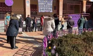 La Plaza de las Mujeres de Vicálvaro, antes de que se retirasen los lazos y flores en honor a las víctimas de violencia machista.