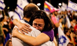 Dos manifestantes se abrazan durante las protestas en Jerusalén por la reforma judicial, a 24 de julio de 2023.