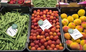 Caixes amb fruites i verdures en un mercat de Barcelona