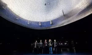 Un grupo de personas visita el memorial de Atocha dedicado a las víctimas del 11M, en una imagen de archivo en 11 de marzo de 2015