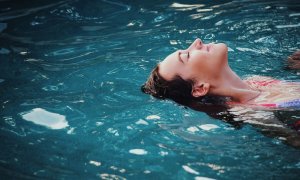 Una persona descansa en la piscina.