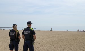 Dos agents de la Guàrdia Urbana de Barcelona patrullant a la platja