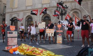 Els socorristes posen un ninot amb una manta tèrmica a la protesta per millorar les seves condicions laborals