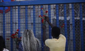 Homenaje con flores en la valla en memoria de las víctimas fallecidas, heridas y desaparecidas en Melilla hace un año, a 24 de junio de 2023.