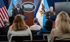 El secretario de Defensa de EE. UU., Lloyd Austin, y el presidente del Estado Mayor Conjunto, el general Mark Milley (derecha), dan una conferencia de prensa en el Pentágono en Arlington. Jack Sanders / Departamento de /Planet Pix vía ZUMA Press Wire / dp