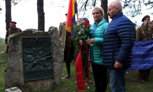 Dos familiars dels brigadistes internacionals durant l'entrega floral en l'acte de recreació històrica de la Batalla de l'Ebre a la Fatarella, en una imatge d'arxiu