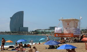 Platja de la Barceloneta amb una torre de salvament fora de servei per la vaga de socorristes