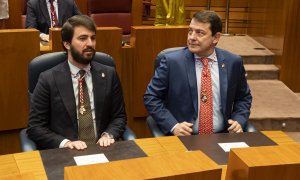 El vicepresidente de la Junta de Castilla y León, Juan García-Gallardo (i), y el presidente autponómico, Alfonso Fernández Mañueco (d), durante el acto de celebración del 40 Aniversario del Estatuto de Autonomía de Castilla y León en las Cortes de la regi