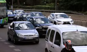 Foto de archivo, varios coches en la carretera.