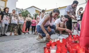 Vecinos de la localidad sevillana de Utrera, en una concentración ante el Ayuntamiento del municipio, en memoria de Erica Vanessa Reyes Álvarez, a 1 de agosto de 2023.