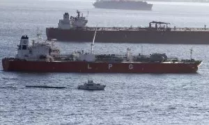 Uno de los buques implicados trasvase de petróleo que ha provocado un vertido de fuel en la Bahía de Algeciras, frente al Peñón de Gibraltar, a 1 de agosto de 2023