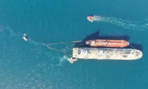 Un trasvase de petróleo entre dos barcos provoca un vertido en la Bahía de Algeciras, a 1 de agosto de 2023.