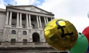 Un globo con el símbolo de la libra esterlina, en una manifestación frente a la sede del Banco de Inglaterra, en la City londinense, protestando contra la subida de los tipos de interés. REUTERS/Susannah Ireland