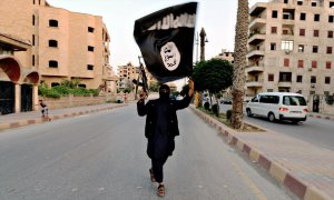 Foto de archivo. Un terrorista del Estado Islámico con su bandera.