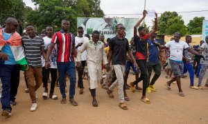 Los manifestantes toman las calles durante una manifestación en Niamey, Níger, el 3 de agosto de 2023.