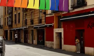 La bandera LGTBI+ que cuelga en la calle del bar Kafka.