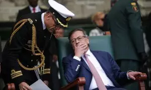 El presidente colombiano Gustavo Petro (R) habla con un oficial durante la ceremonia de promoción de oficiales del Ejército Nacional en la Escuela de Cadetes José María Córdova, a 2 de junio de 2023.