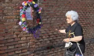 El Partido Comunista de España y colectivos por la memoria democrática rinden un homenaje a las Trece Rosas, este sábado en el cementerio de La Elipa en Madrid. Fernando Alvarado / EFE.