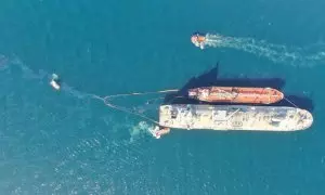 La normalidad completa se ha restablecido este sábado en la actividad del puerto gibraltareño, mientras que la vigilancia en las playas afectadas, Little Bay y Camp Bay, se mantiene con el izado de la bandera amarilla.