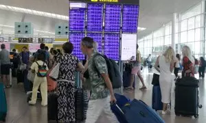 El pas continu de passatgers a la zona de sortides de l'aeroport del Prat.