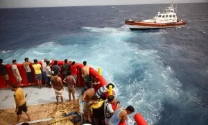 Migrantes a bordo del bote de rescate de la ONG Open Arms que se dirige a la isla de Lampedusa, Italia, 19 de agosto de 2022.