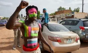 Una persona participa en la manifestación en apoyo a la junta militar golpista de Níger con la bandera del país junto a la de Rusia pintadas en su torso, a 6 de agosto de 2023 en Niamey