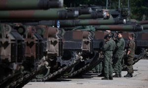 Soldados polacos durante los preparativos antes del Desfile del Día del Ejército Nacional en la base militar en Varsovia,, el 10 de agosto.