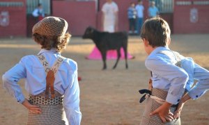 Dos menores en la Escuela de Tauromaquia.