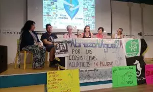 Varios colectivos y asociaciones convocantes de la manifestación 'Abrazo al agua', a 11 de agosto de 2023.