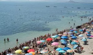 Decenas de personas durante el abrazo al Mar Menor, a 12 de agosto de 2023, en Murcia, Región de Murcia (España).