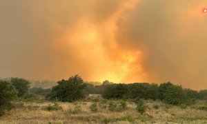 Una imatge del fum i les flames provocat per l'incendi.