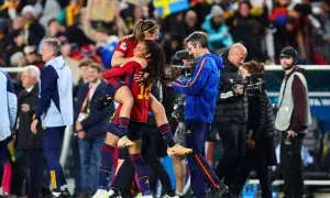 Mariona Caldentey y Salma Paralluelo celebran después de ganar el partido de fútbol semifinal de la Copa Mundial Femenina