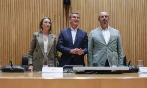 El presidente del PP, Alberto Núñez Feijóo (c), flanqueado por la candidata a la Presidencia del Congreso y secretaria general del partido, Cuca Gamarra, y el candidato a la Presidencia del Senado y vicesecretario de coordinación autonómica, Pedro Rollán,